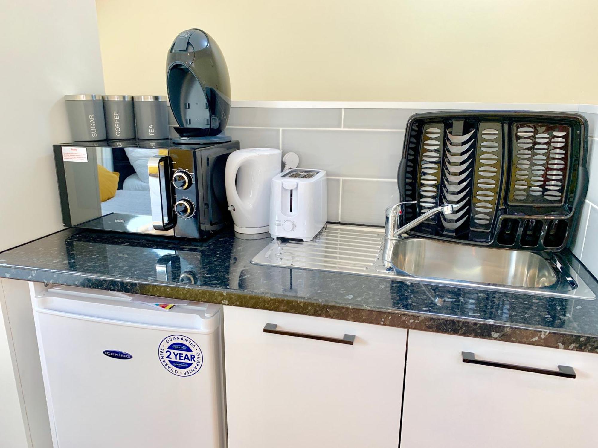 London Studio Apartments, Private Bathroom, Kitchenette, Parking, Np7 Exterior foto